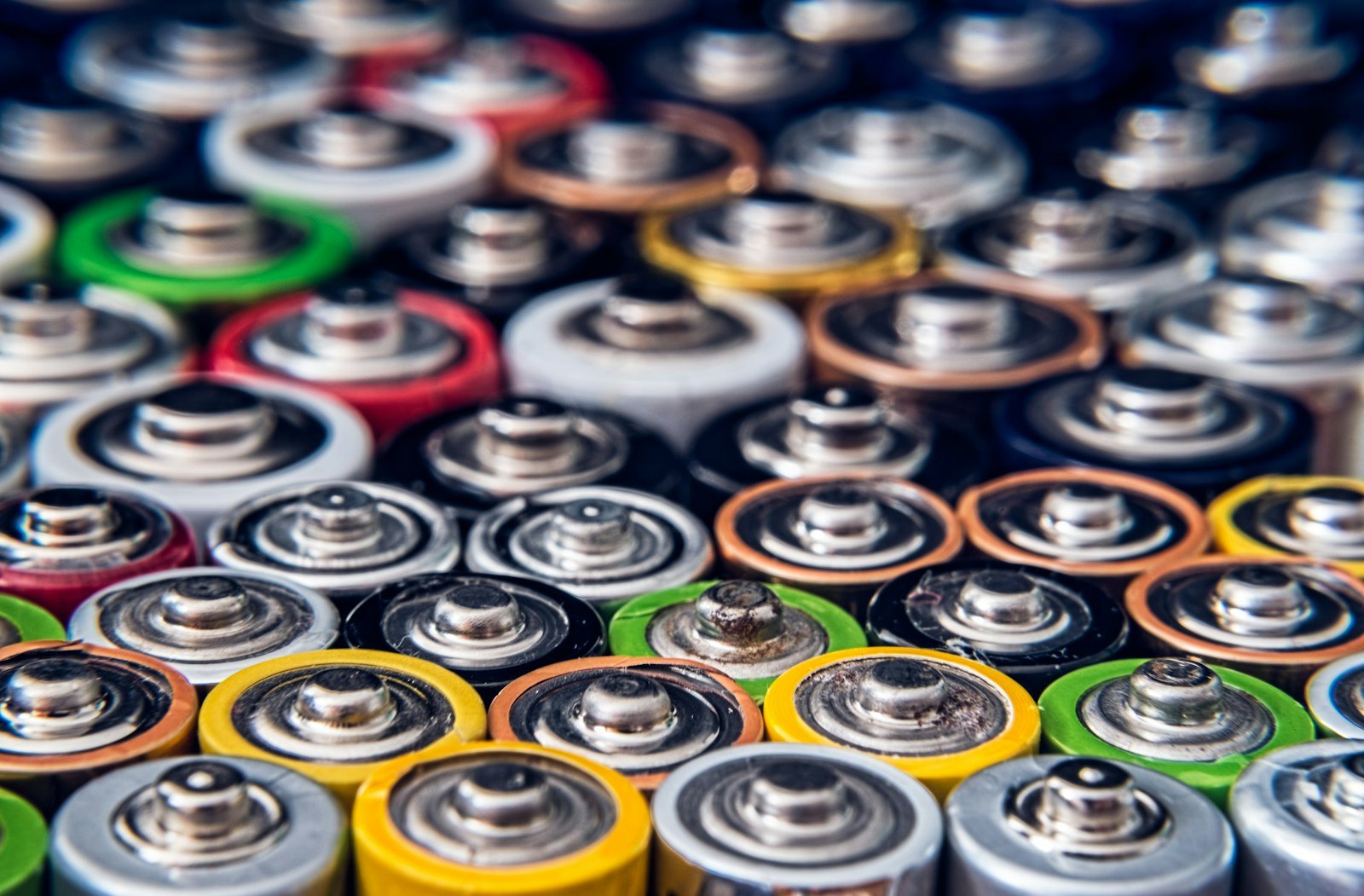 rows of cylindrical battery cells packed together